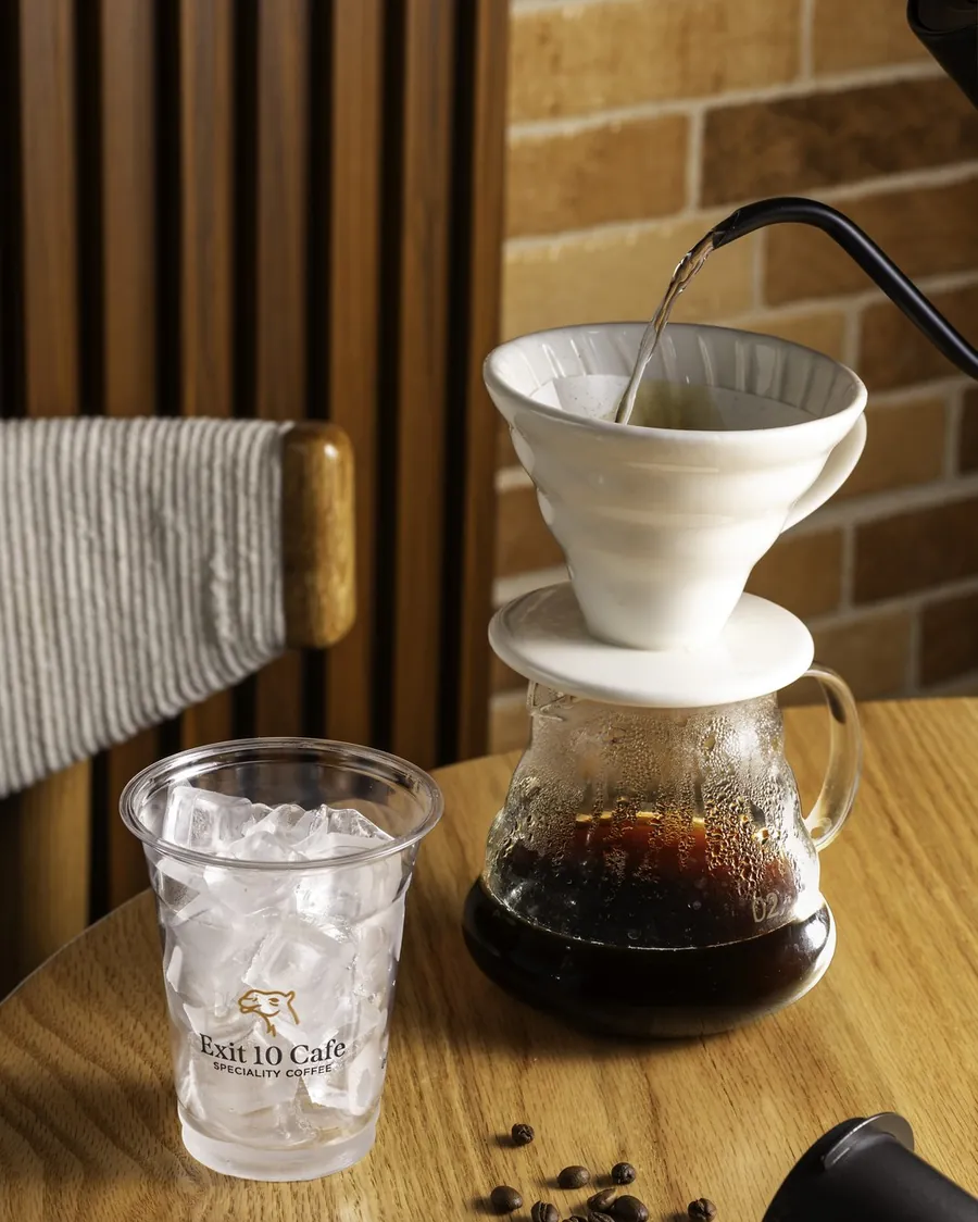 Pour over on a V60 at Exit 10